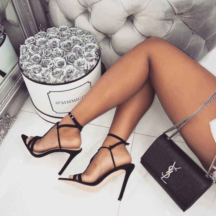 Загорелые ноги в чулках