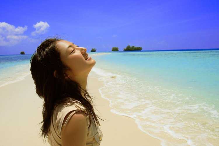 Красивая японка на море
