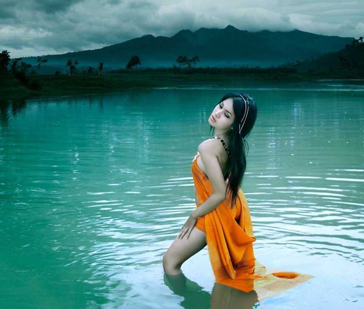 Девушка у реки