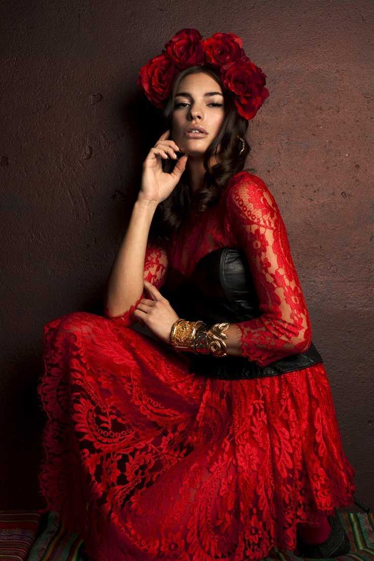 Испанка с розой в волосах