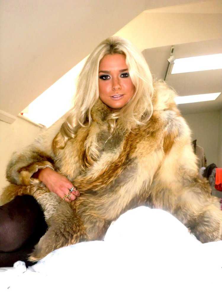 Шкуры чернобурки для блондинки