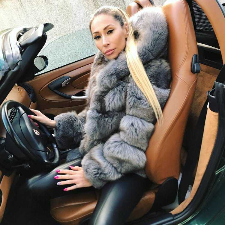 Блондинка на меховом покрывале