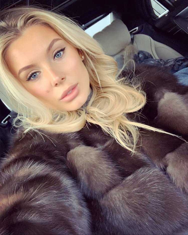 Селфи блондинки в шубе