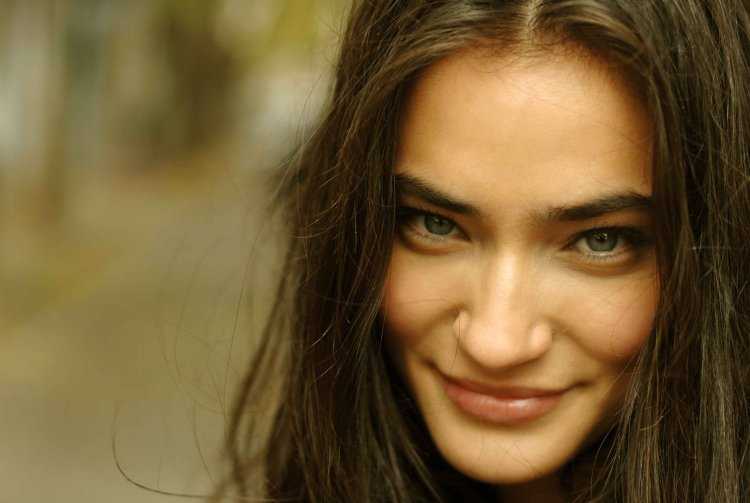 Актриса Саадет Аксой