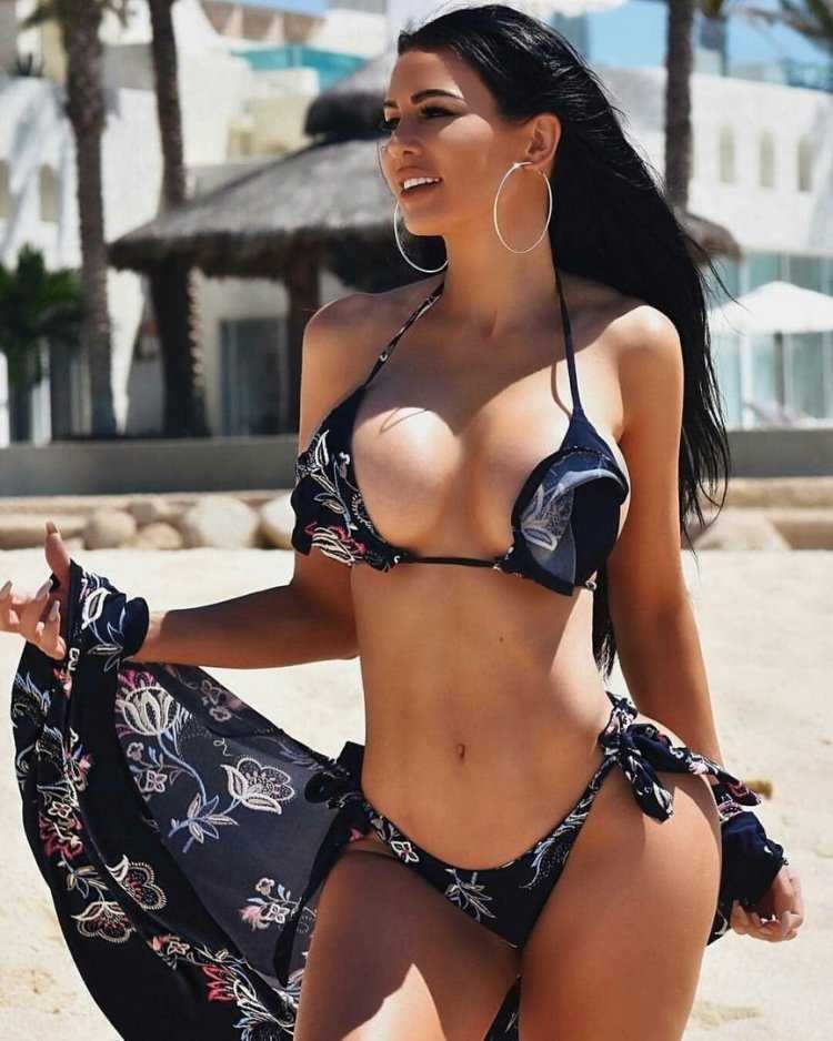 Дженезис Лопез в бикини