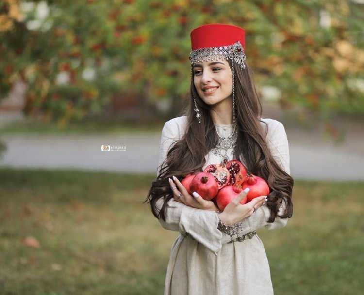 Армянка в национальном костюме с гранатом