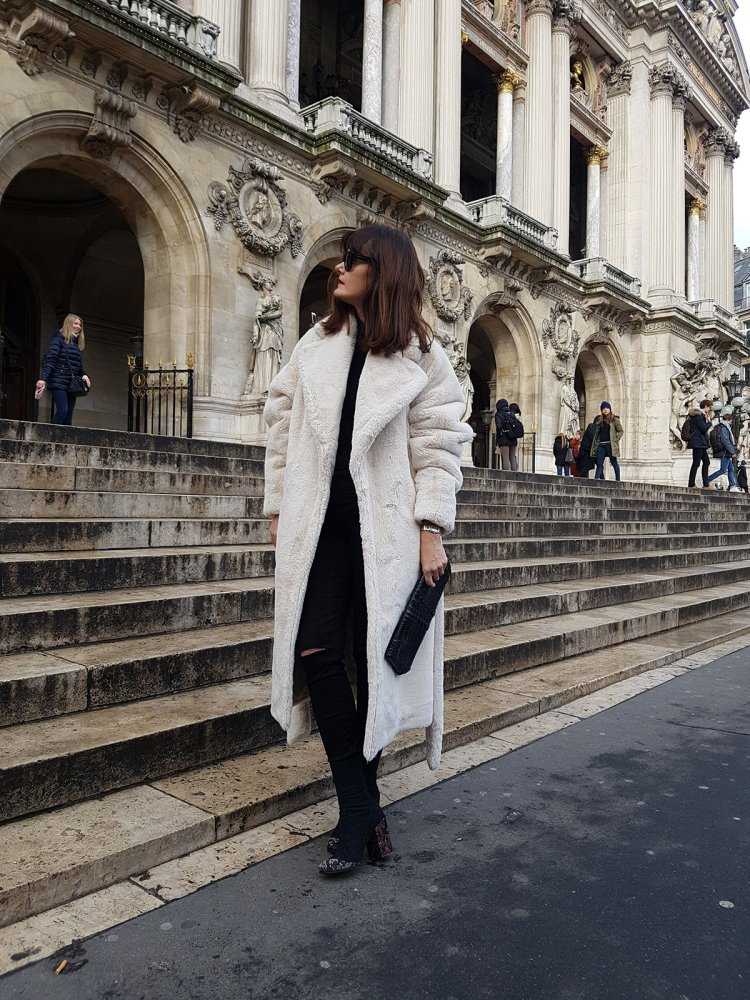 Стильная девушка в Париже