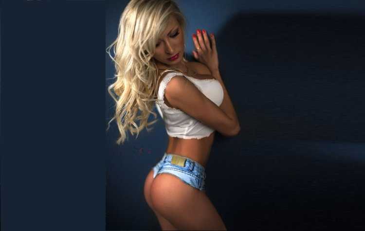 Обои на телефон с девушками с попами