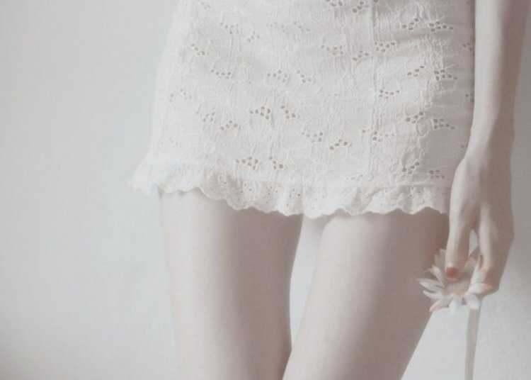 Бледные ноги девушки