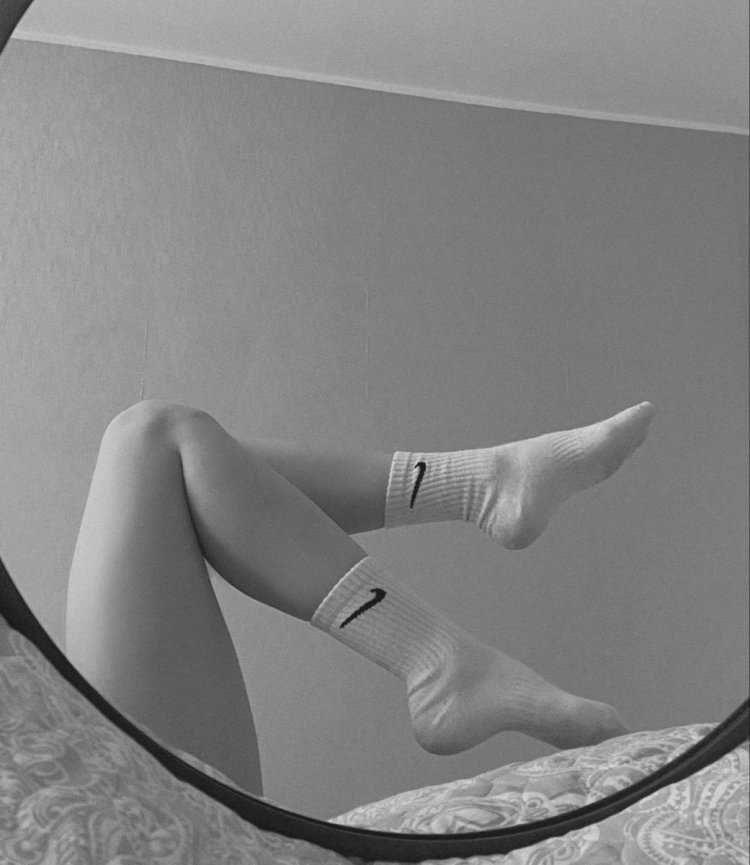 Девушки в носках найк