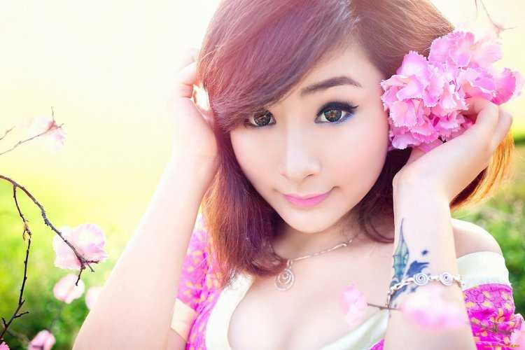 Азиатка яркая