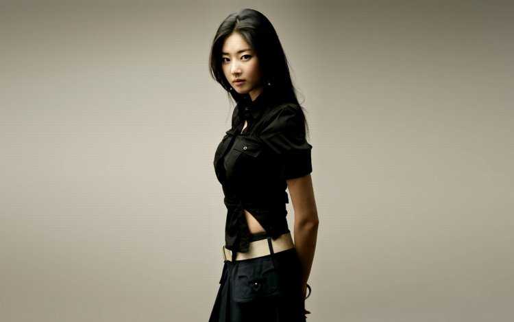 Кореянка на темном фоне