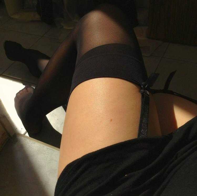 Женские ноги в чулках на кровати