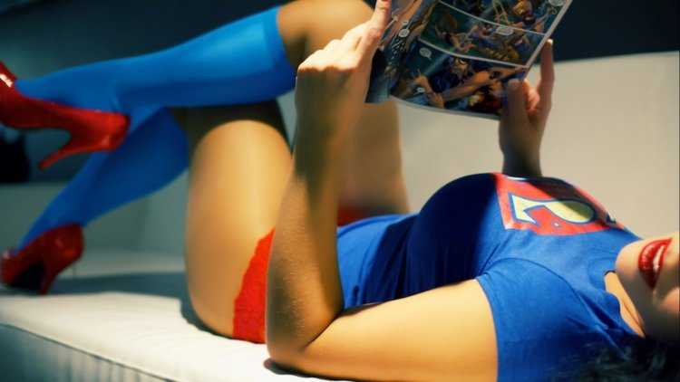 Девушка в майке Супермена