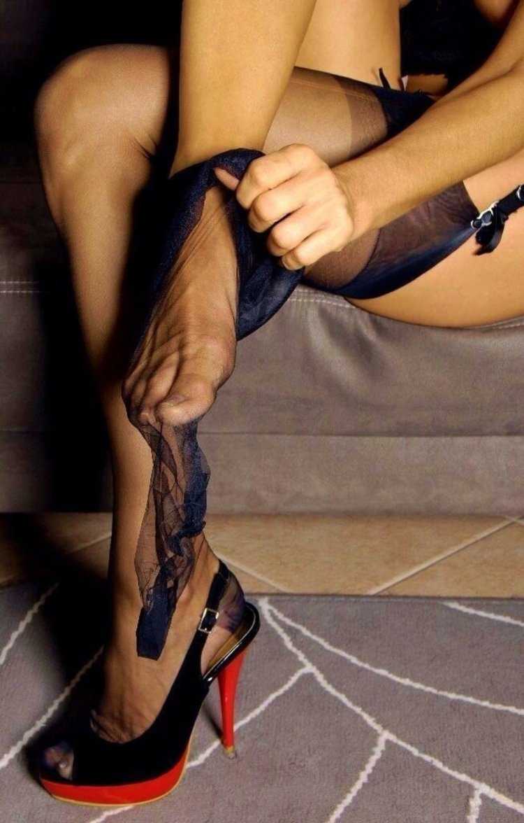 Ноги в чулках черно белые