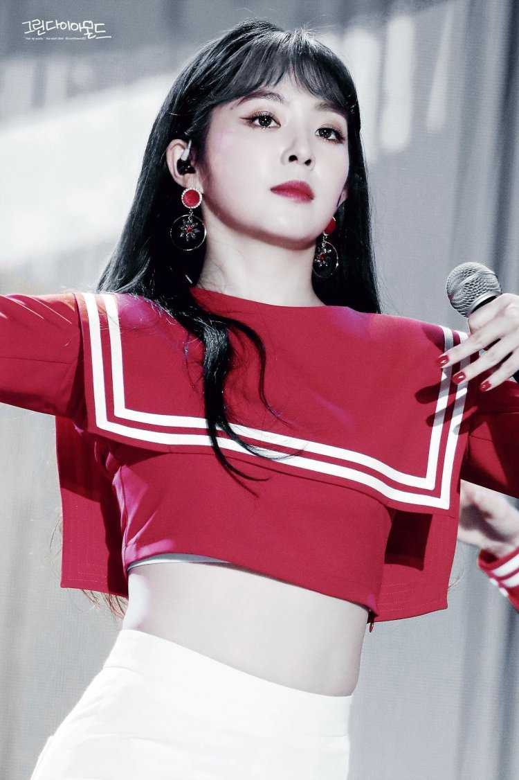 Красивая кореянка танцовщица