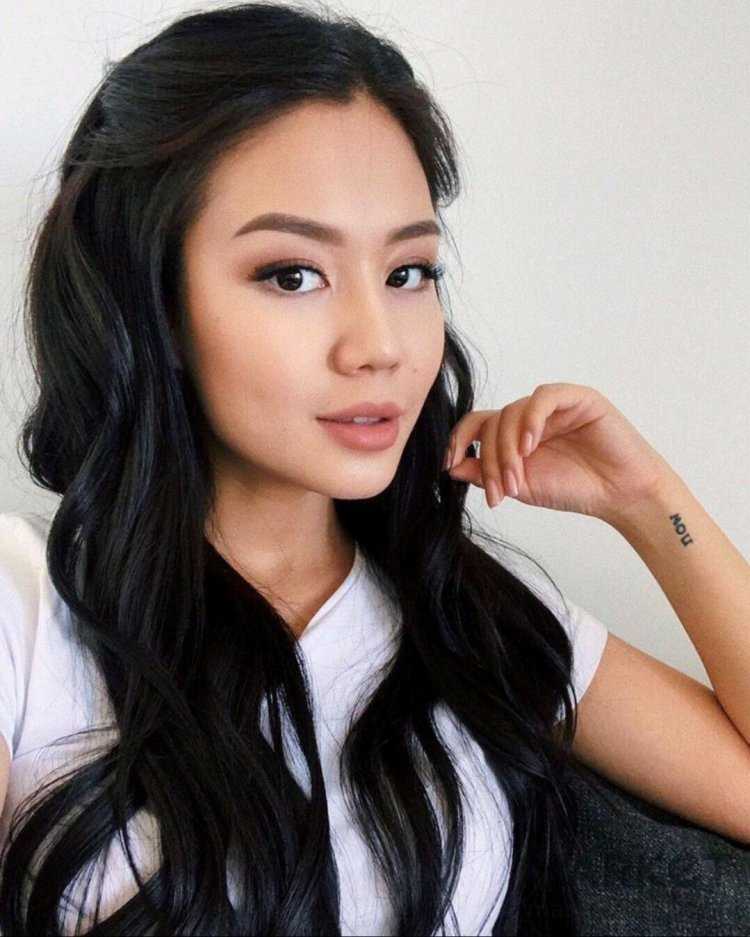 Смуглая женщина