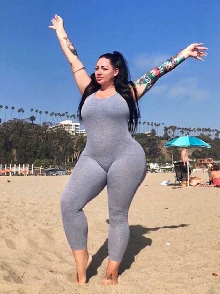 Девушки с бедрами в платьях