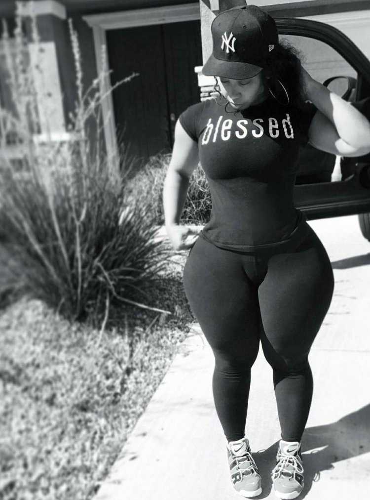 Огромные женские бедра