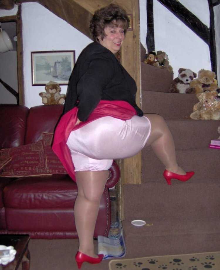 Жирный женский живот со складками