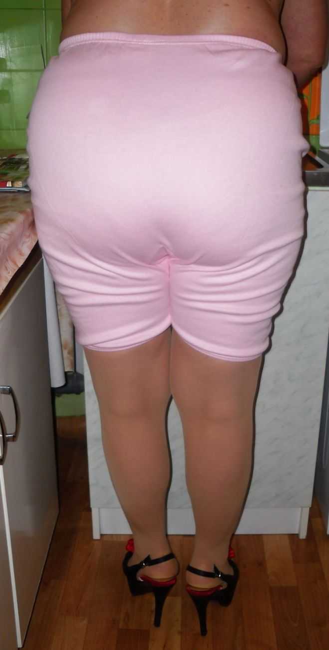 Женщины в панталонах и чулках