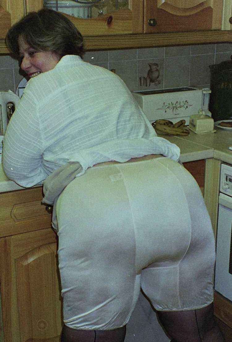 Женщины в панталонах и чулках