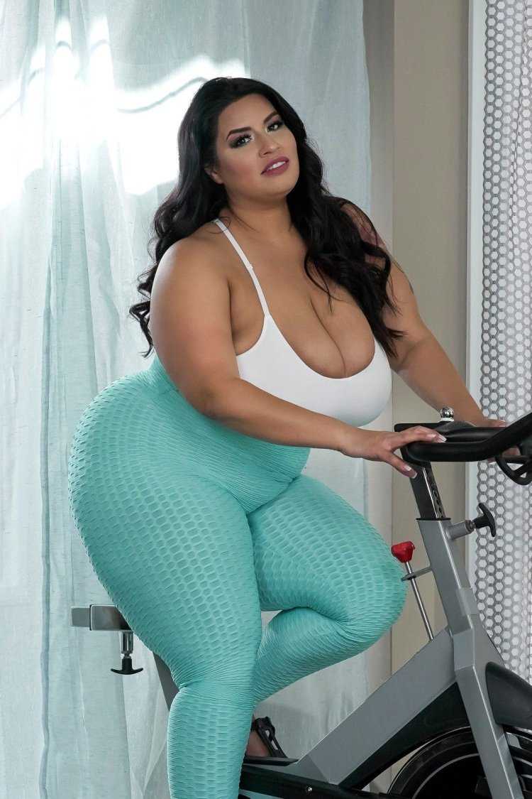 Ишика Сингх фут