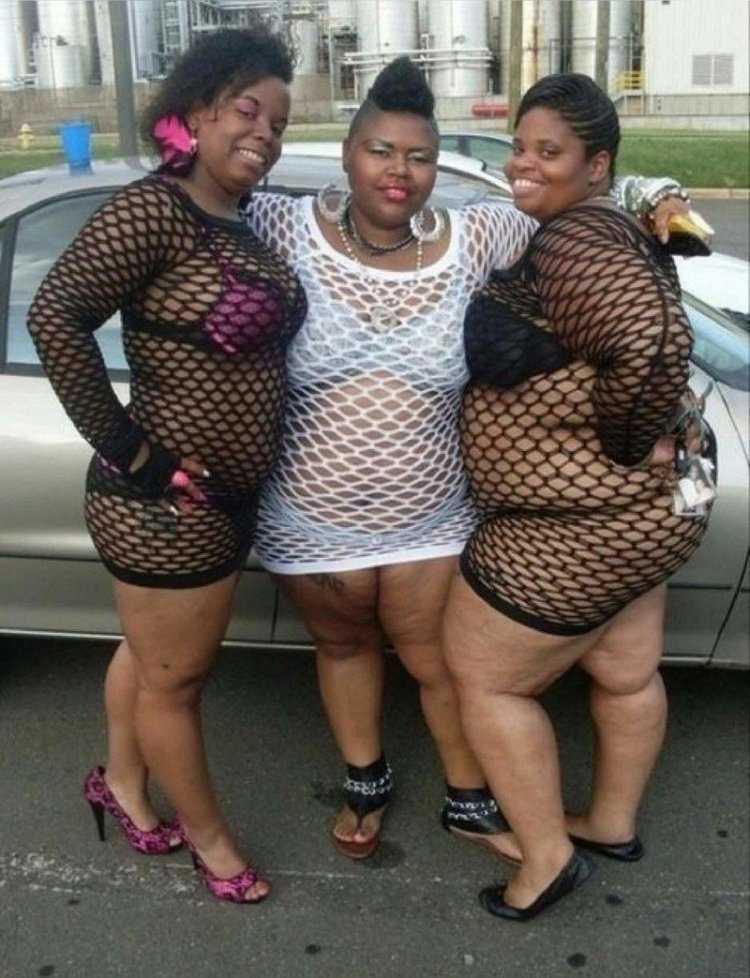 Жирная девушка в сетке