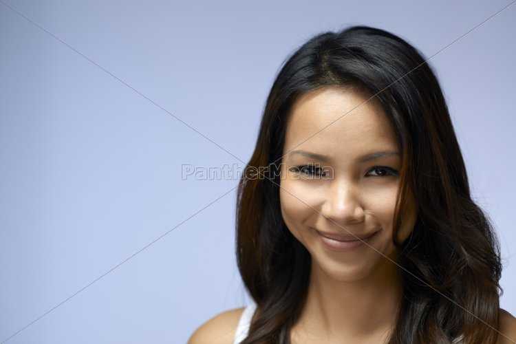 Улыбается филиппинка портрет