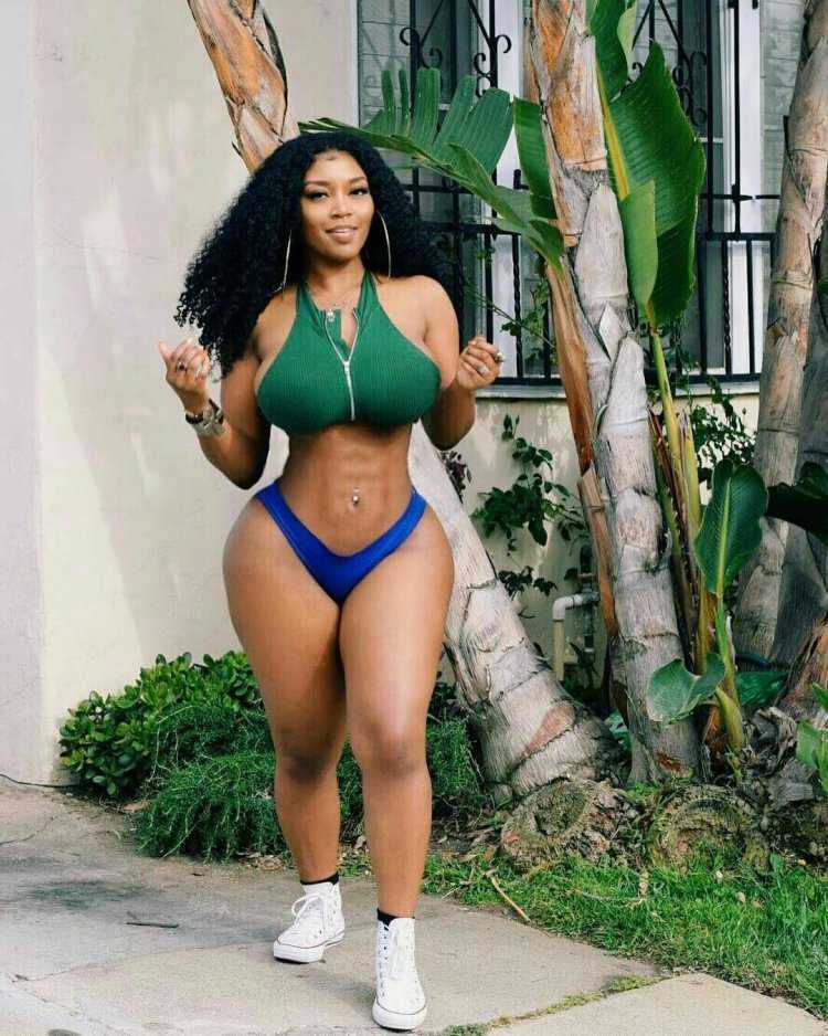 Наоми Бэнкс с широкими бедрами