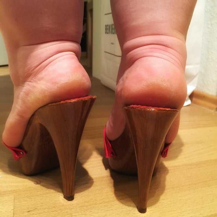 Толстые ноги в туфлях