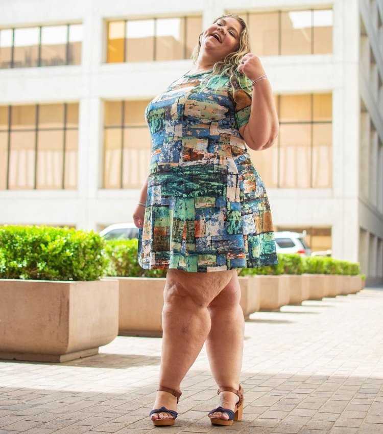 Толстые пожилые женщины в платьях