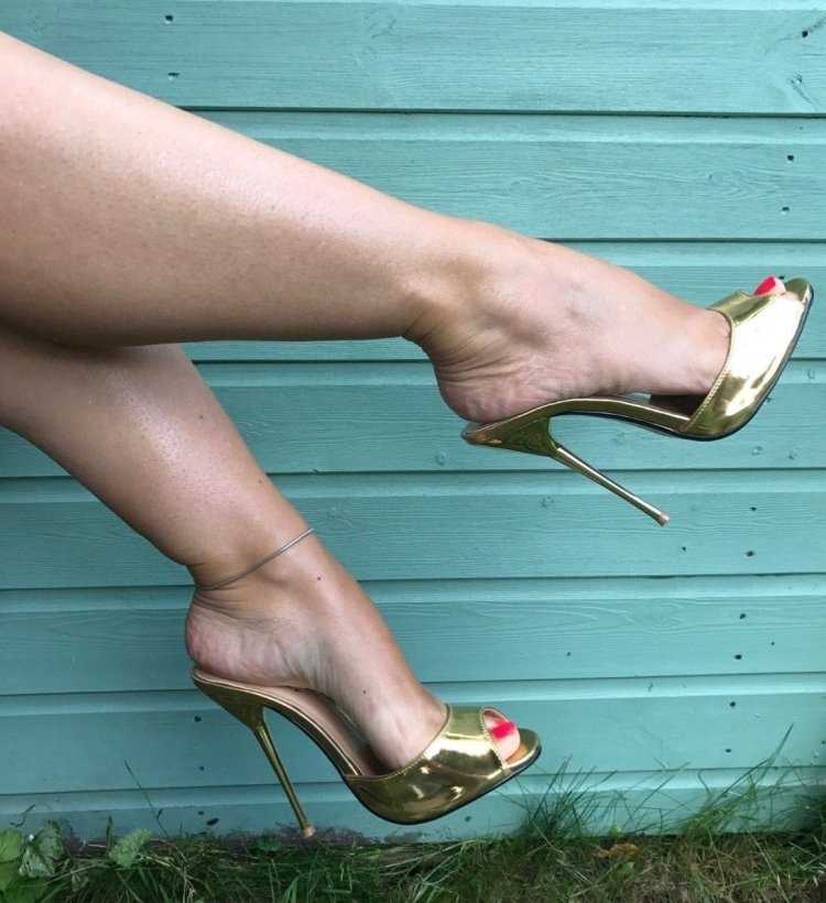 Крупные женские ноги