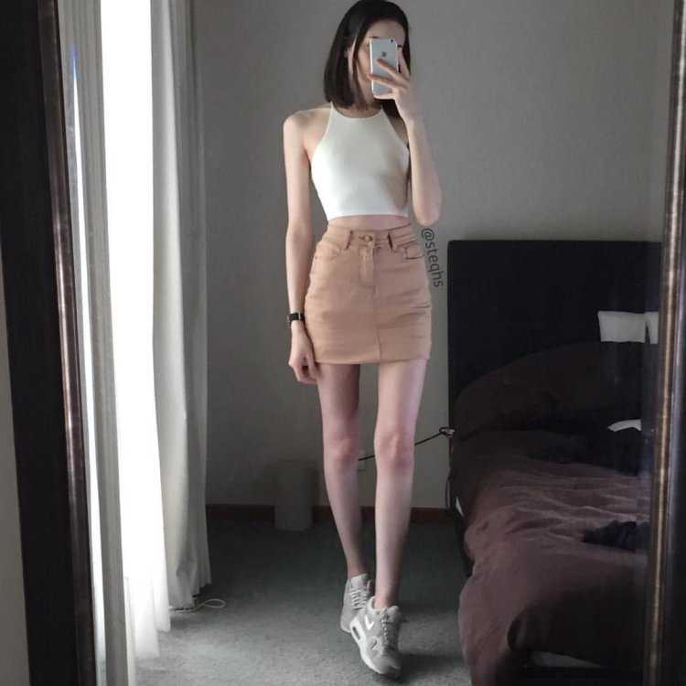 Бледные худые девушки