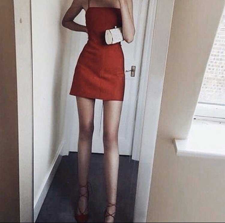 Девушки с худыми ногами в платьях