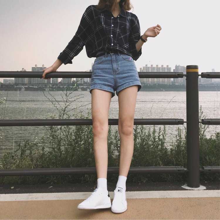 Худые ноги подростка