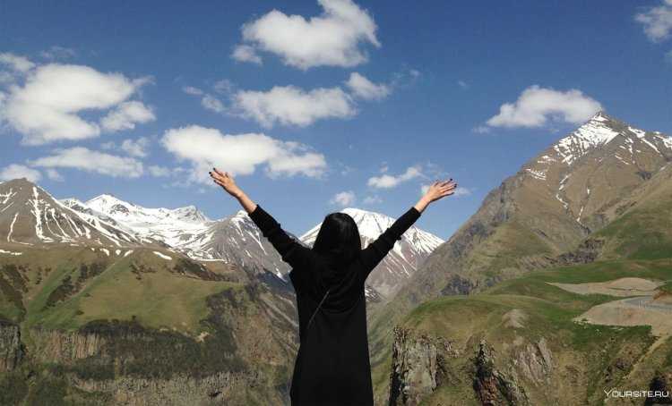 Девушка в горах Дагестана