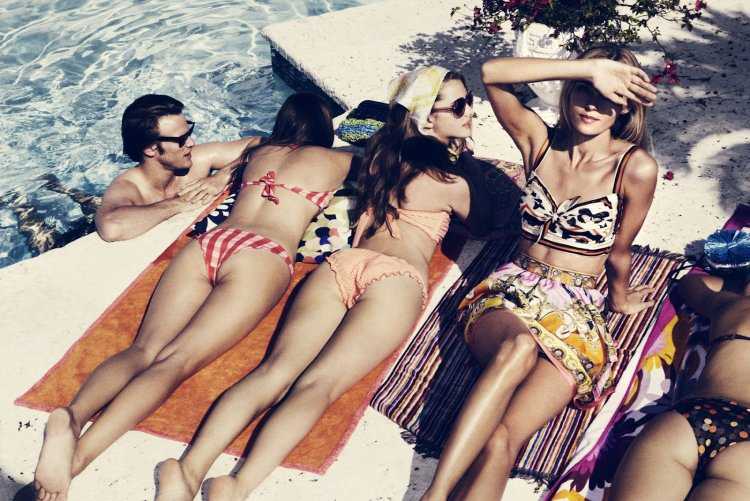 Вечеринка с девушками в купальниках