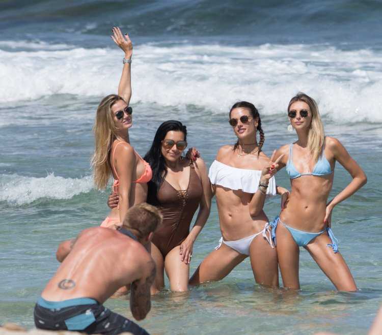 Алессандра Амбросио с подругами