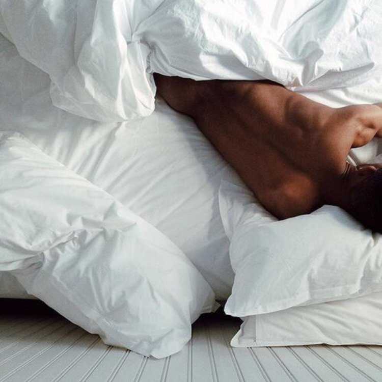 Девушка спит в кровати