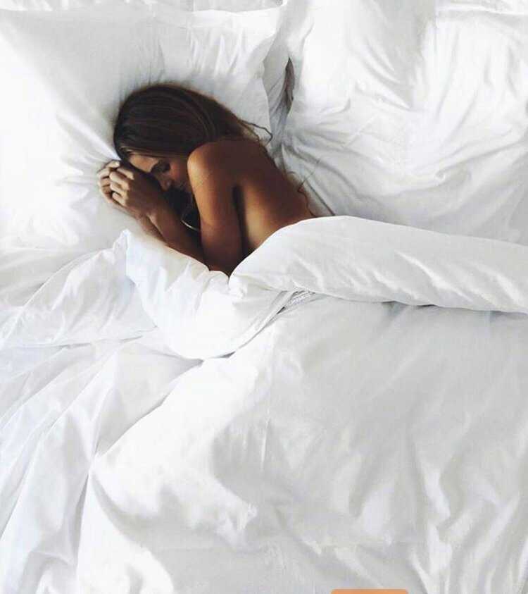 Девушка спит в кровати