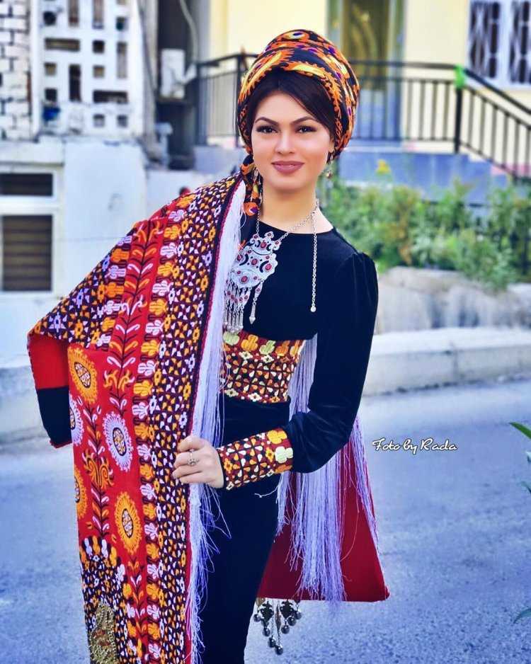 Цыганка с большим бюстом