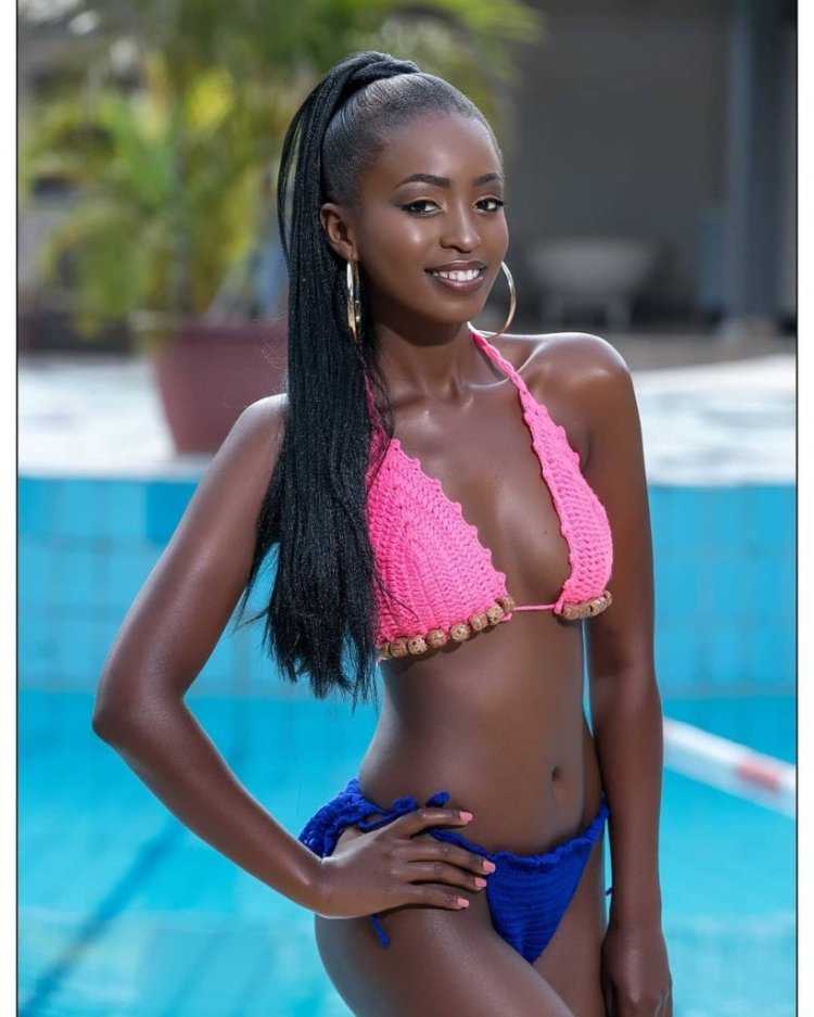 Cristina Buccino присела