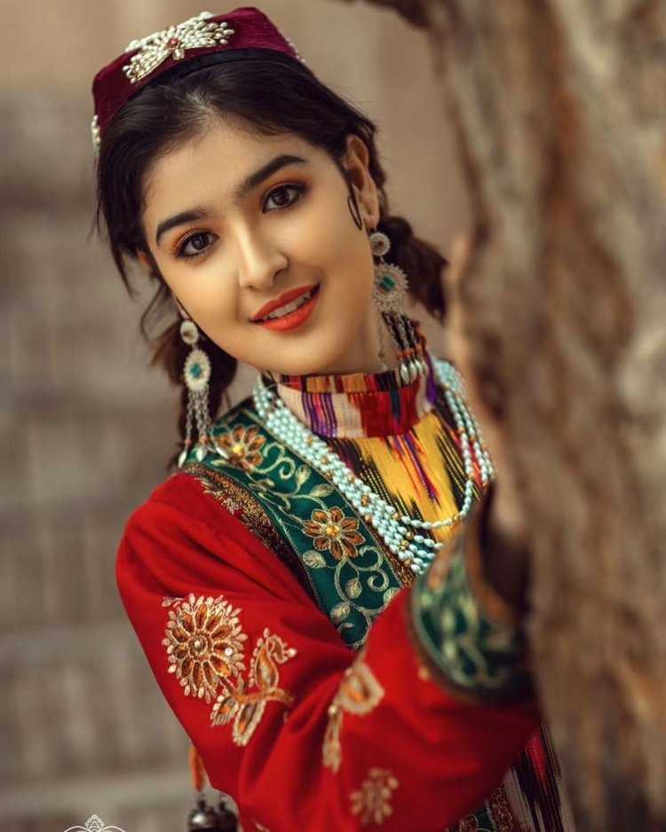 Надира уйгурка