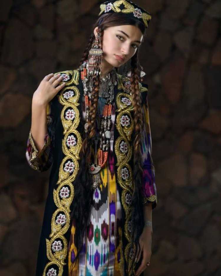 Национальный костюм чакан Таджикистана
