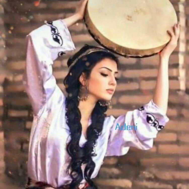 Узбекская девушка в национальном костюме