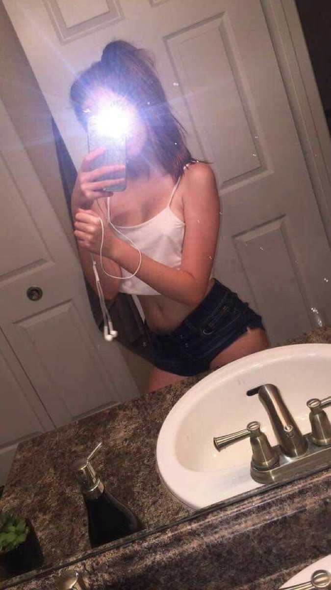 Девушка в ванной без лица