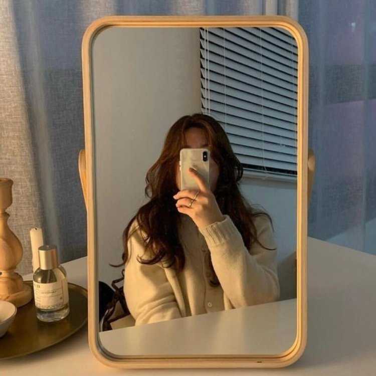 Девушка в зеркале с телефоном