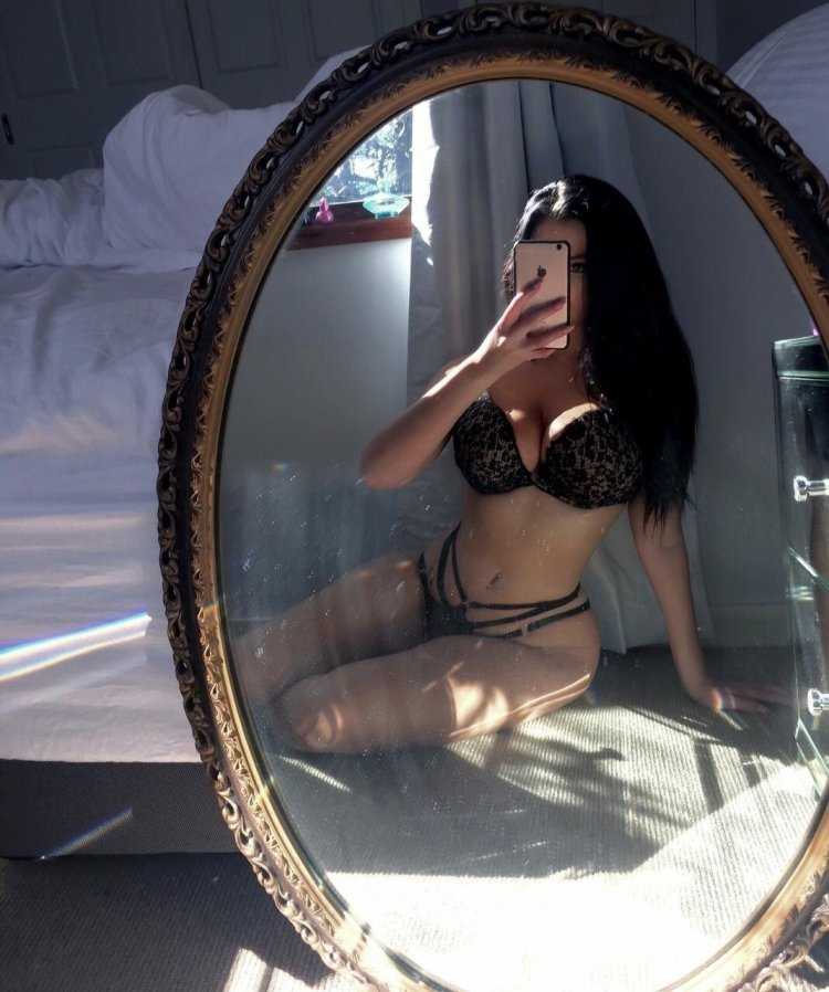 Девушки в Нижнем белье возле зеркала