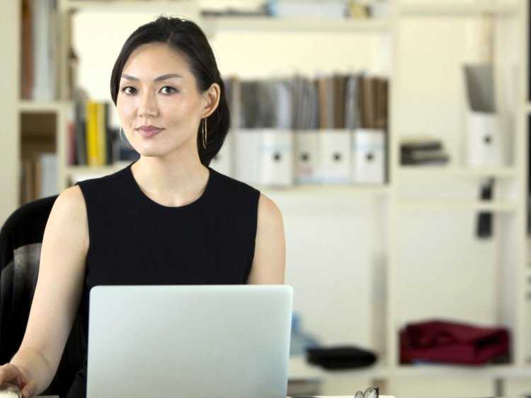 Китайские девушки в офисе